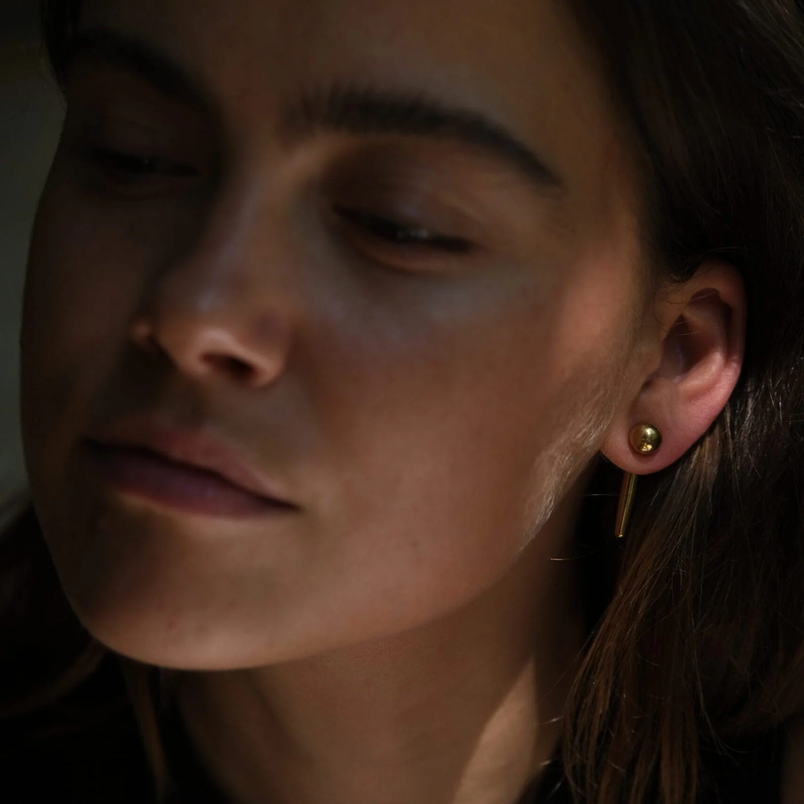 Conflicting Earrings gold - Image 3