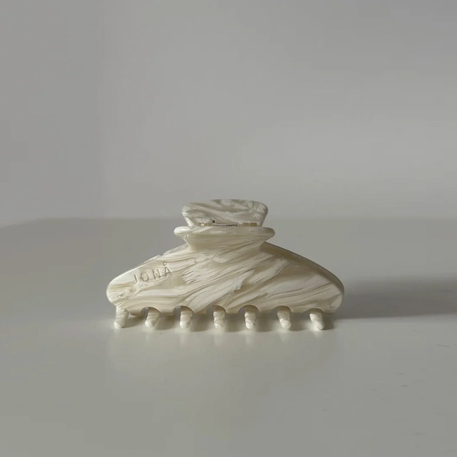 Line Clip beige swirl